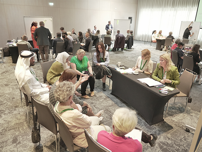 Menschen sitzen in Gruppen zusammen und diskutieren