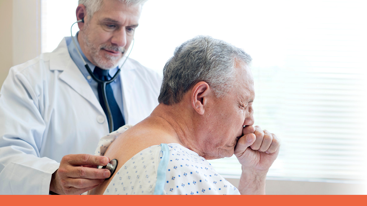 Arzt hört Patient ab