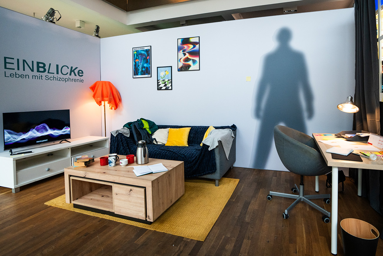 Das Wohnzimmer repräsentierte die Positivsymptome, veranschaulicht z. B. durch Halluzinationen.